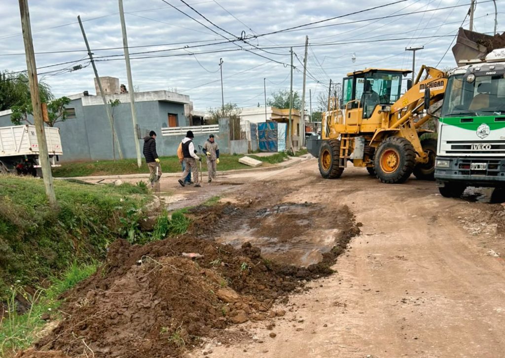 Servicios Públicos continúa limpiando desagües y canales