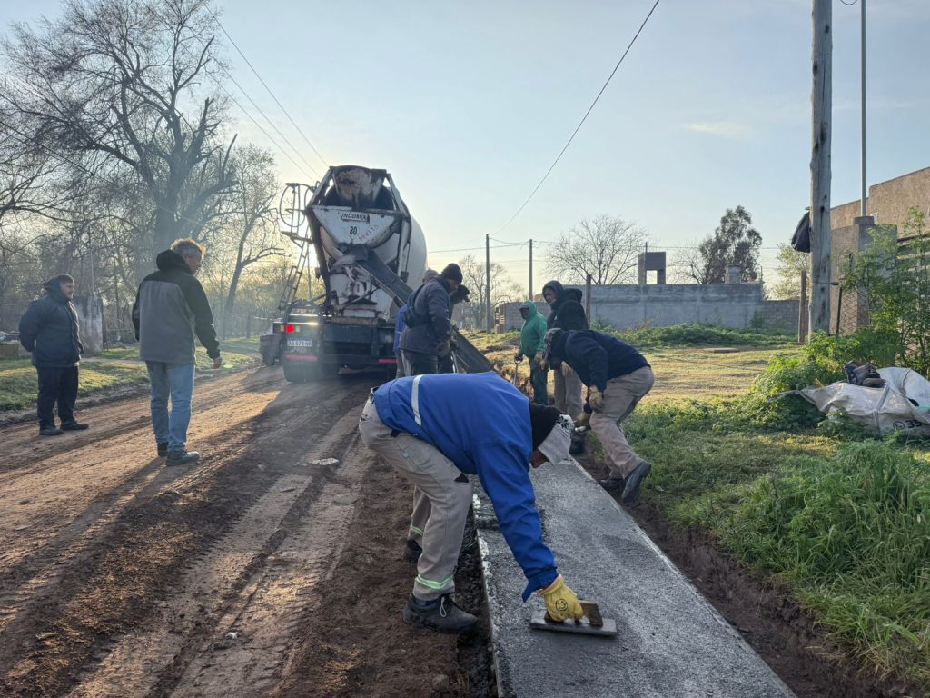 Más familias beneficiadas con obras de cordón cuneta en barrios de la ciudad