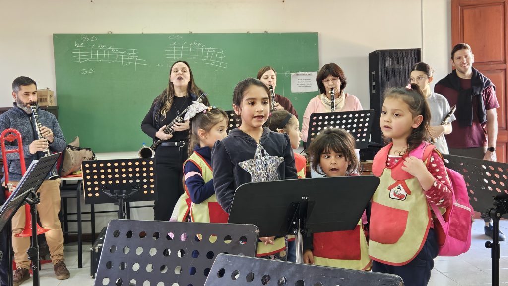 Pequeños del jardín de infantes Alberdi conocieron la Banda Municipal