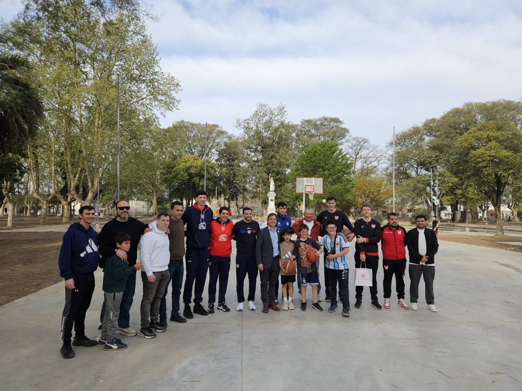 Basquetbolistas de Quimsa e Instituto visitaron la cancha de la plaza Rubén Márquez y el sanvi