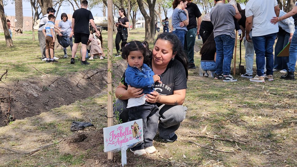 Se realizó la segunda etapa de la plantación “Un árbol para crecer juntos” en barrio Los Espinillos
