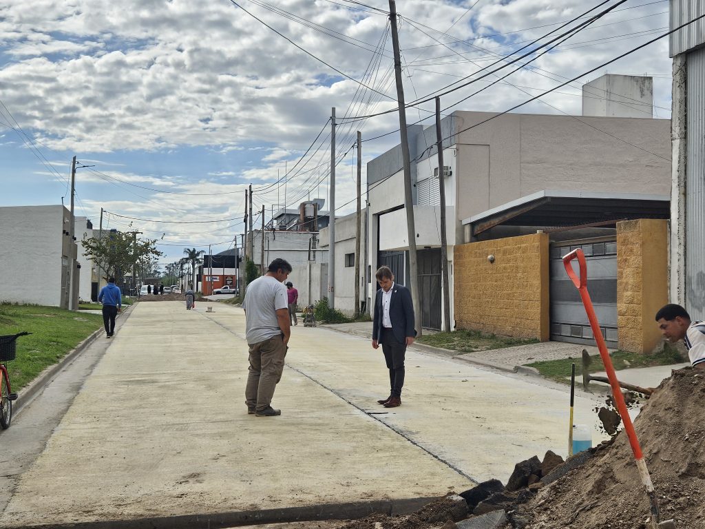 Llega a su fin la pavimentación de calle Río de la Cruz entre Ascasubi y Río Quillinzo