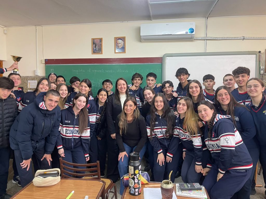 La Oficina de Empleo sigue visitando escuelas para presentar programas y servicios