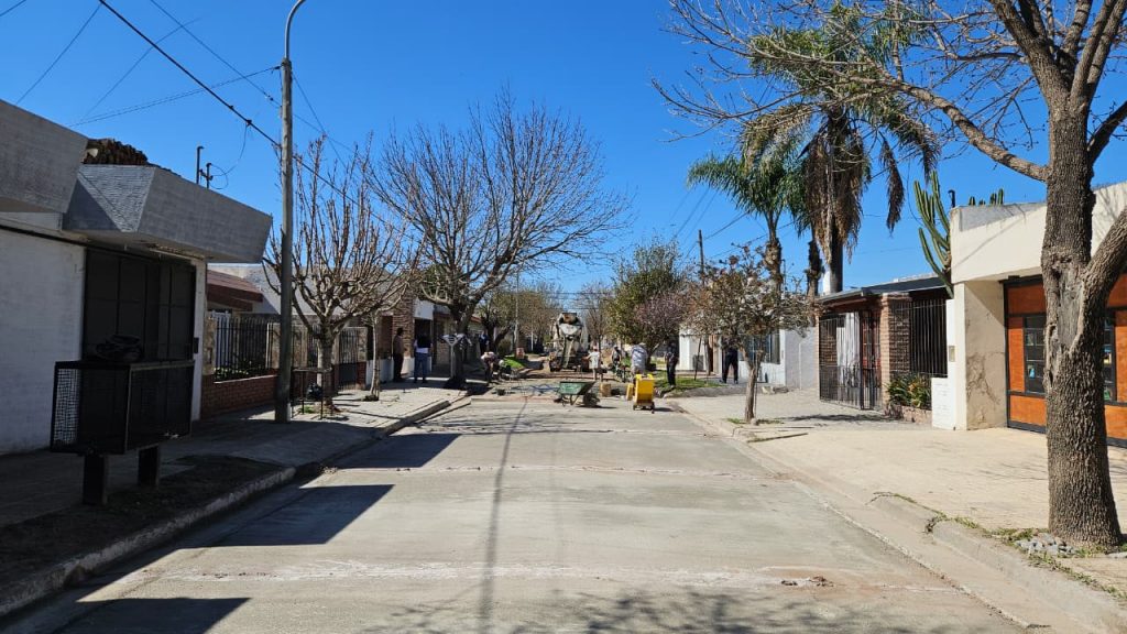 Finalizó el hormigonado del pasaje Tossolini en el marco del “Proyecto de Concertación Ciudadana Privada con Control Público”.