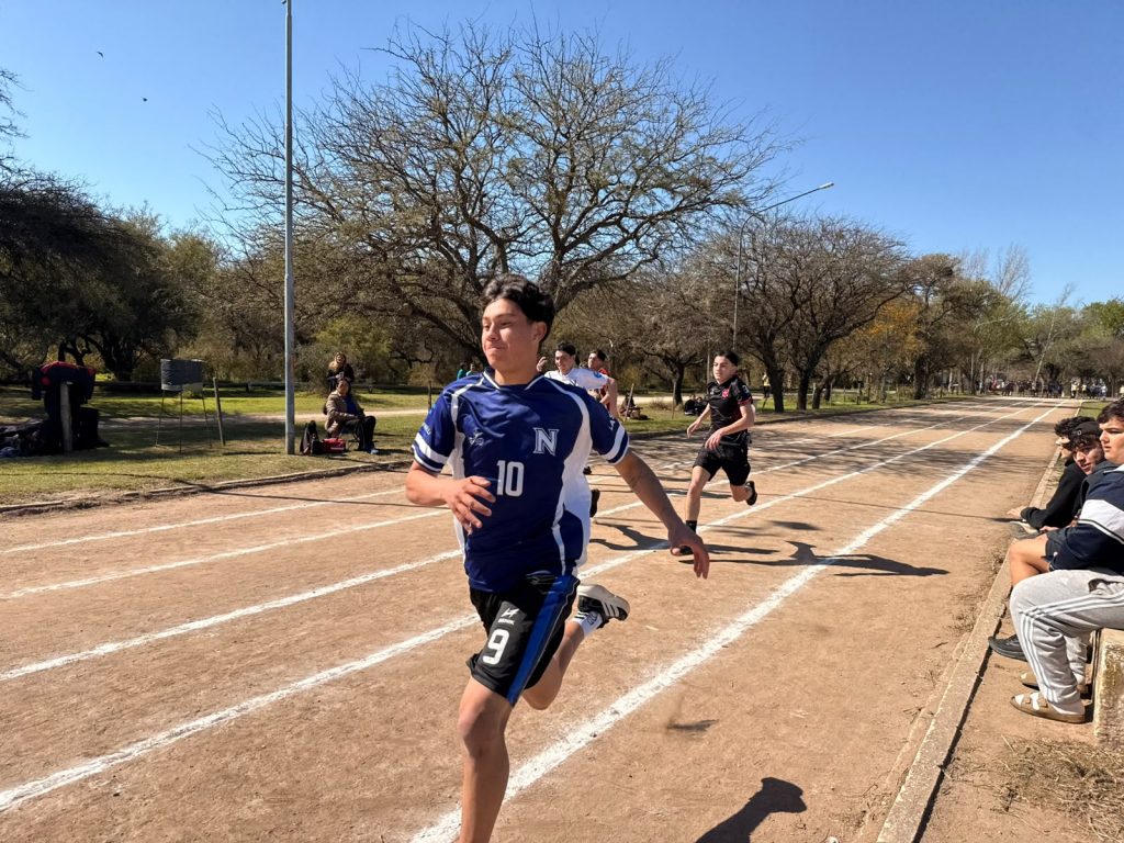 Personal municipal mejoró la pista de la reserva Tau para la jornada de atletismo de UBES