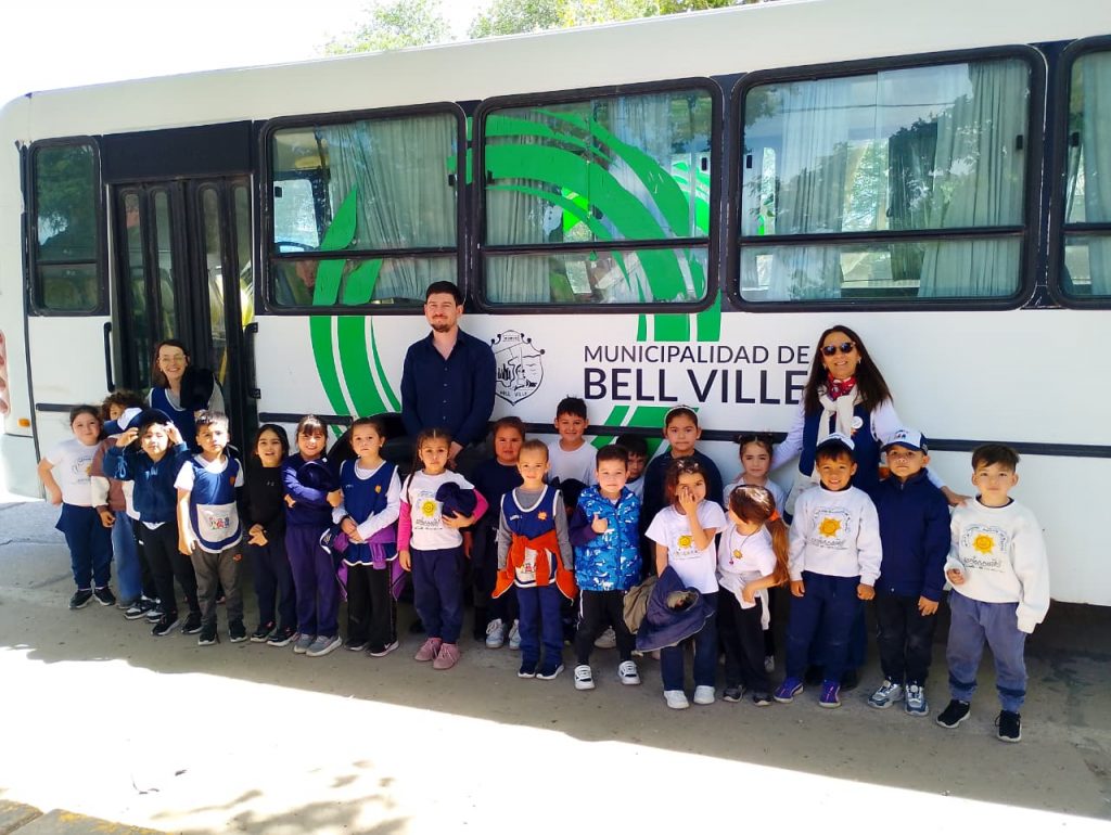 Rumbo al 9 de noviembre, alumnitos de la Neuquén recorrieron la ciudad