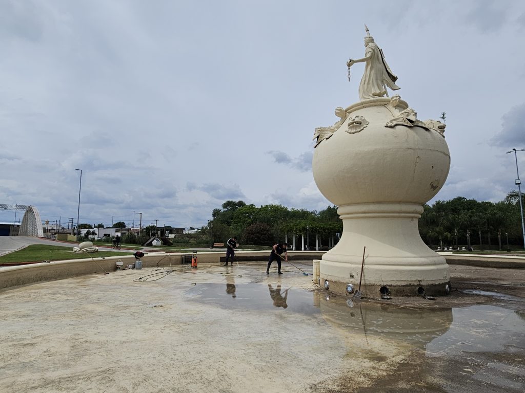 Personal municipal está reparando la Fuente de la Libertad