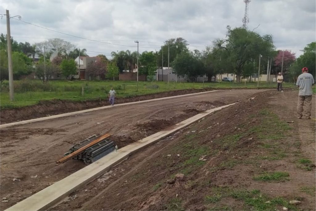 La ejecución de cordón cuneta en la Costanera Oeste llegó al 80%