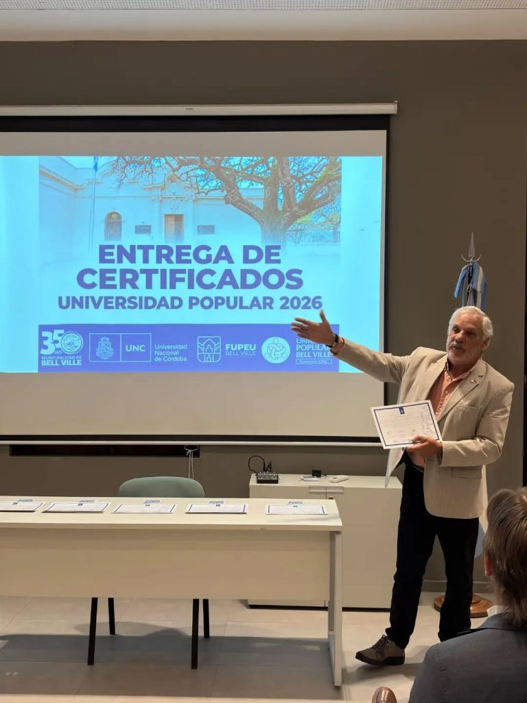 El intendente participó en la Fupeu de la primera entrega de certificados de la Universidad Popular
