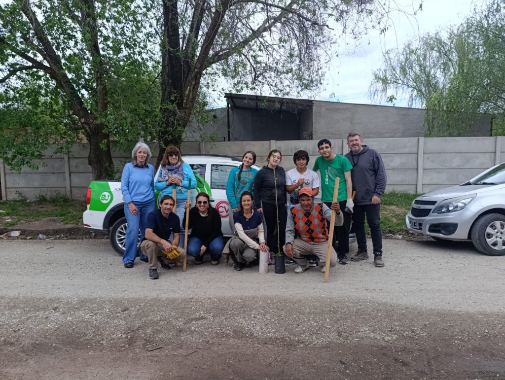 Personal municipal y vecinos de Villa Carlitos plantaron árboles en el barrio
