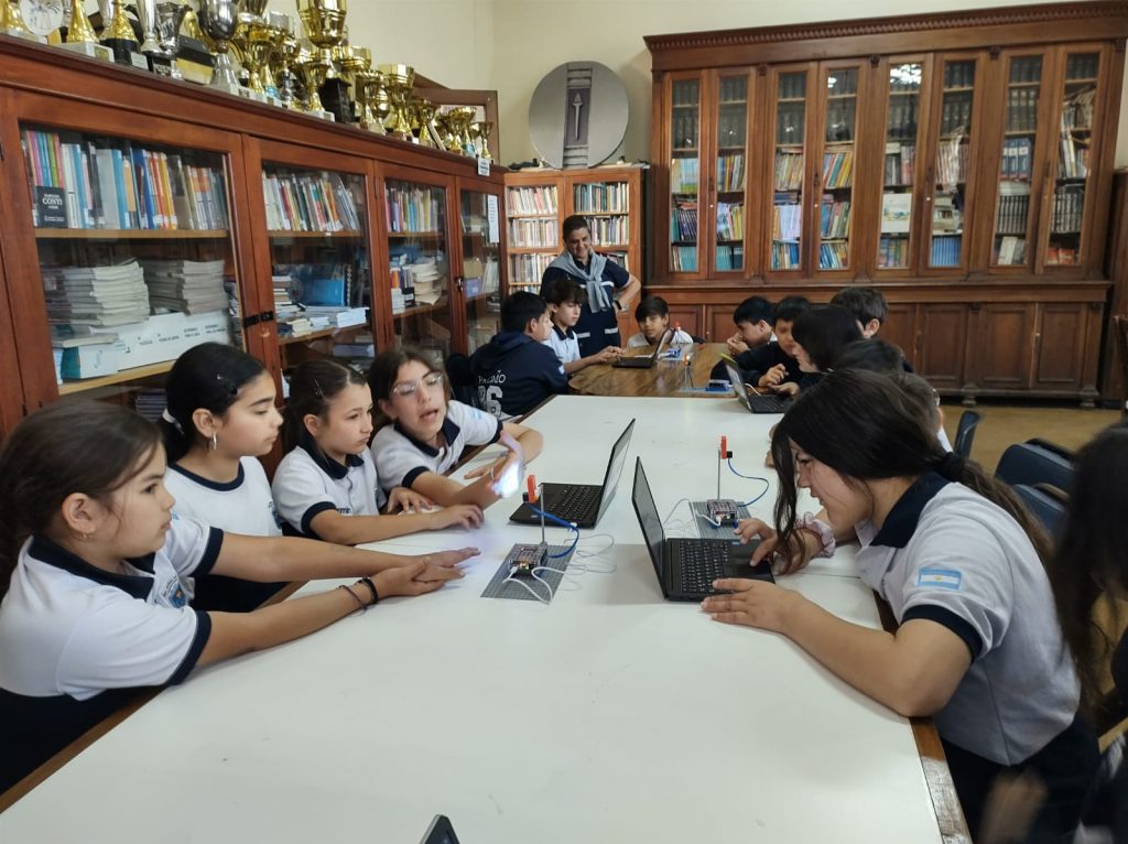 Iniciaron las clases de robótica con “Los Núcleos en tu escuela”