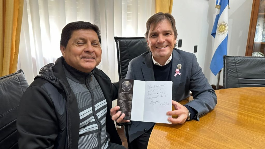 El escritor Marcelo Sanabria le obsequió al intendente un ejemplar de su libro corregido por Ignacio Vezzoni